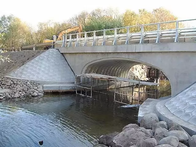 Pod tym mostem w tamie Brodzkiej w gminie Brodnica, znaleziono ciało mężczyzny.