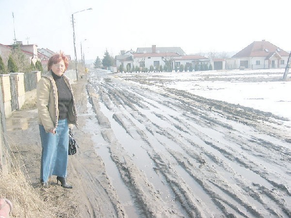 - Po deszczu nie sposób przejść po  drodze suchą nogą. Bywa, że grzęzną tu  samochody - mówi Barbara Iwińska,  mieszkająca przy ul. Żytniej.