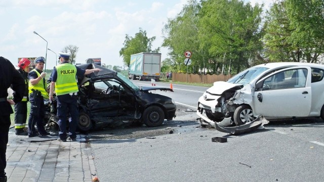 Według wstępnych ustaleń policji, kierowca ciężarowej Scanii, który jechał w kierunku Piły nie zachował szczególnej ostrożności i uderzył w osobowego opla corsę, który skręcał w lewo, w kierunku stacji benzynowej. Po uderzeniu, Opel zjechał na przeciwległy pas ruchu i w niego uderzyły następnie dwa inne osobowe samochody: Toyota Aygo i Mazda. W wyniku tego zderzenia, na skutek poniesionych obrażeń na miejscu zginęła 45-letnia kobieta, która kierowała oplem. Dwóch innych kierowców zostało odwiezionych do szpitala. Jak przekazała nam rzecznik prasowa Komendy Powiatowej Policji w Nakle, sierż.sztab. Justyna Andrzejewska, kierowca tira w momencie wypadku był trzeźwy.Na miejscu trwają prace służb ratunkowych, utrudnienia w miejscu wypadku mogą potrwać nawet do trzech godzin. Kierowcom aut osobowych oraz ciężarowych, zostają objazdy przez miejscowość Olszewka. źródło: TVN Meteo Active/x-news