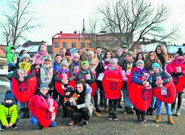 Wielkie czerwone serca - to wizytówka wolontariuszy WOŚP ze Skaryszewa, którzy co roku tak zbierają datki w całej gminie.