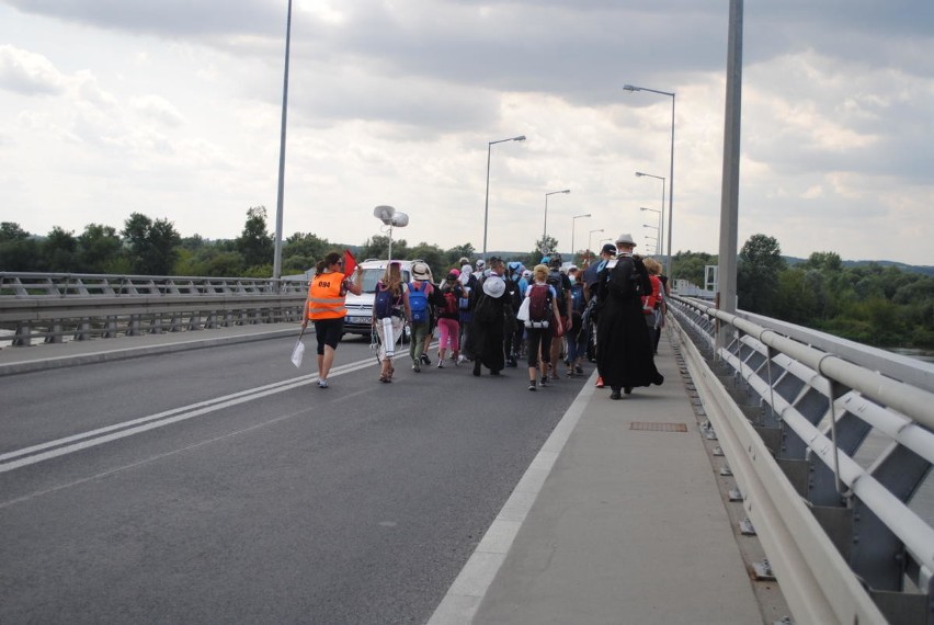 Lubelska piesza pielgrzymka prawie na półmetku. Pątnicy przekroczyli Wisłę