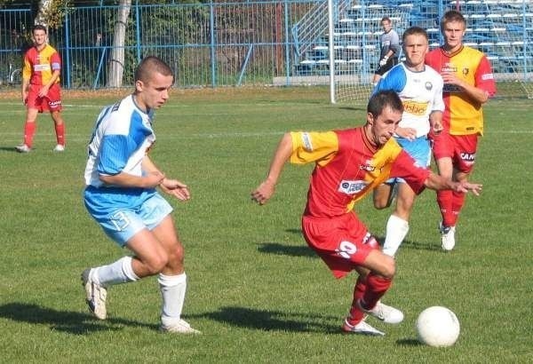 Piłkarze Tłoków Gorzyce (z piłką Karol Korzonek) zasłużenie przegrali z drużyną mieleckiej Stali.