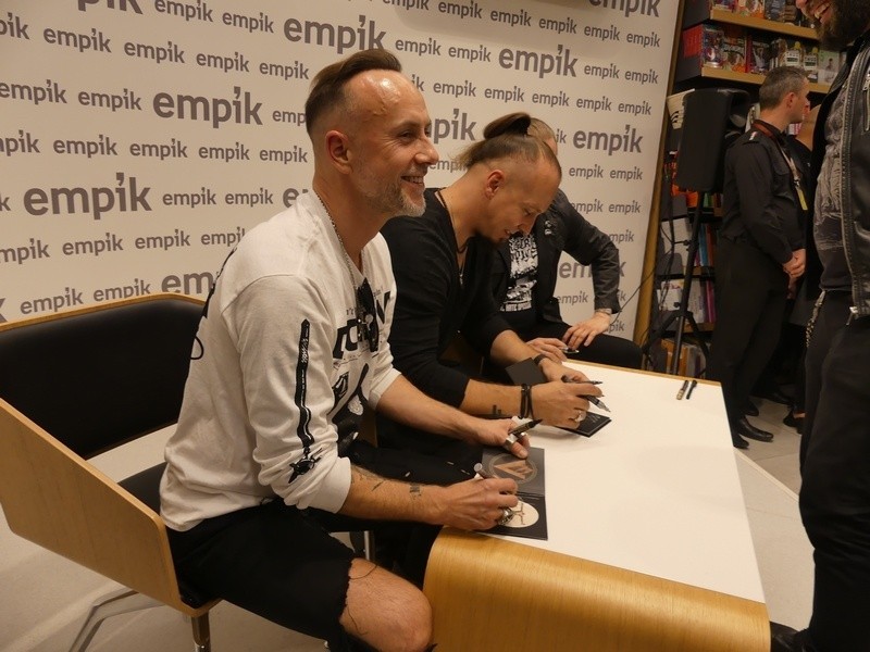 Behemoth w Empiku w łódzkiej Manufakturze. Nergal mówi o "ekstremalnym świętokradztwie"...