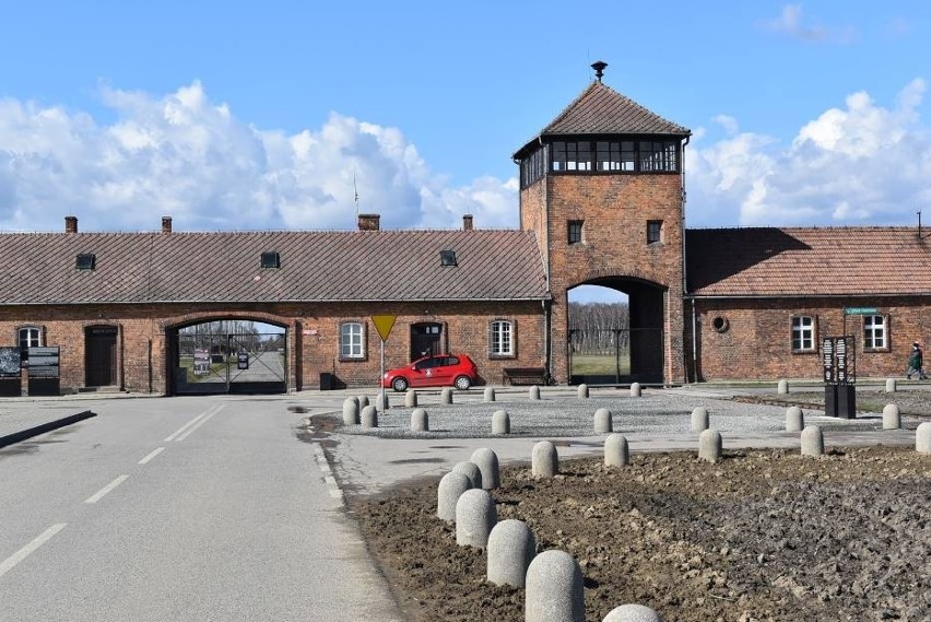 Wejście na teren do obu części byłego obozu – Auschwitz I i...