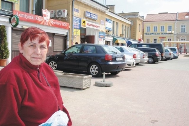 Genowefa Duchnowska często przychodzi na Stary Rynek. Uważa, iż to bardzo dobrze &#8211; i dla kupców, i dla klientów &#8211; że przed halą powstał dodatkowy parking.