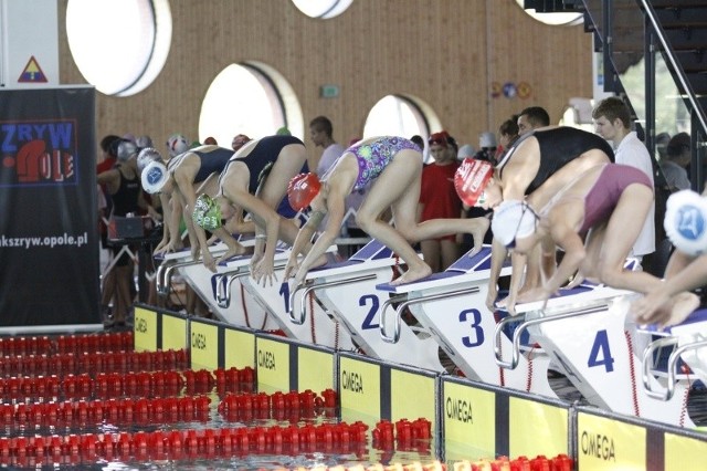 W zawodach rozegranych na pływalni Wodna Nuta w Opolu wystartowało prawie 200 pływaczek i pływaków.