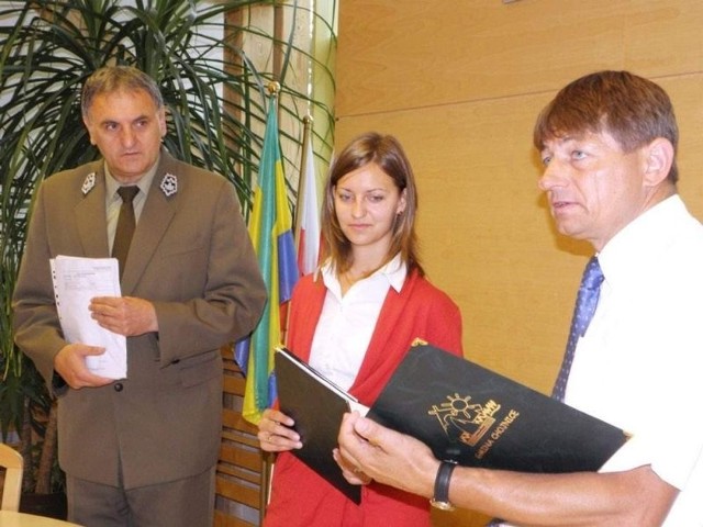 Od lewej Janusz Kochanowski, Magdalena Kwiatkowska i Zbigniew Szczepański w trakcie podpisywania umowy na budowę ścieżek przez firmę Marbruk