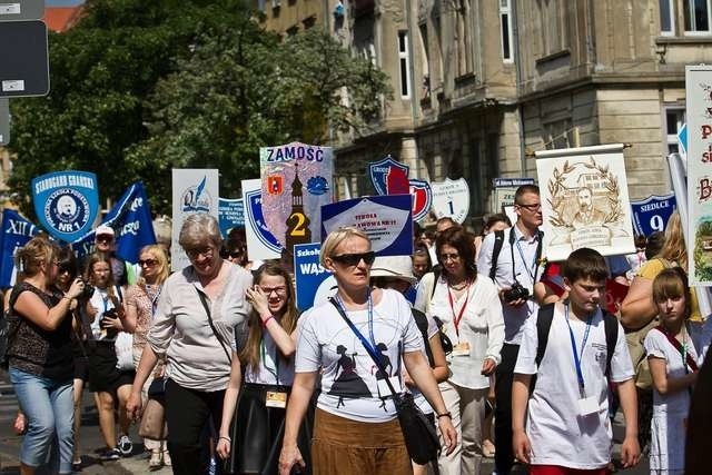 Ponad 200 uczestników zlotu im. Henryka Sienkiewicza przemaszerowało wczoraj ulicami Bydgoszczy. Później obchody przeniosły się do budynku UKW i Pałacu w Ostromecku.