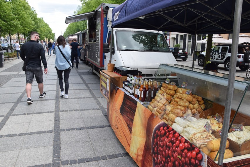 Wiosenny Zlot Food Trucków w III alei NMP w Częstochowie. Można spróbować kuchni azjatyckiej, meksykańskiej i włoskiej