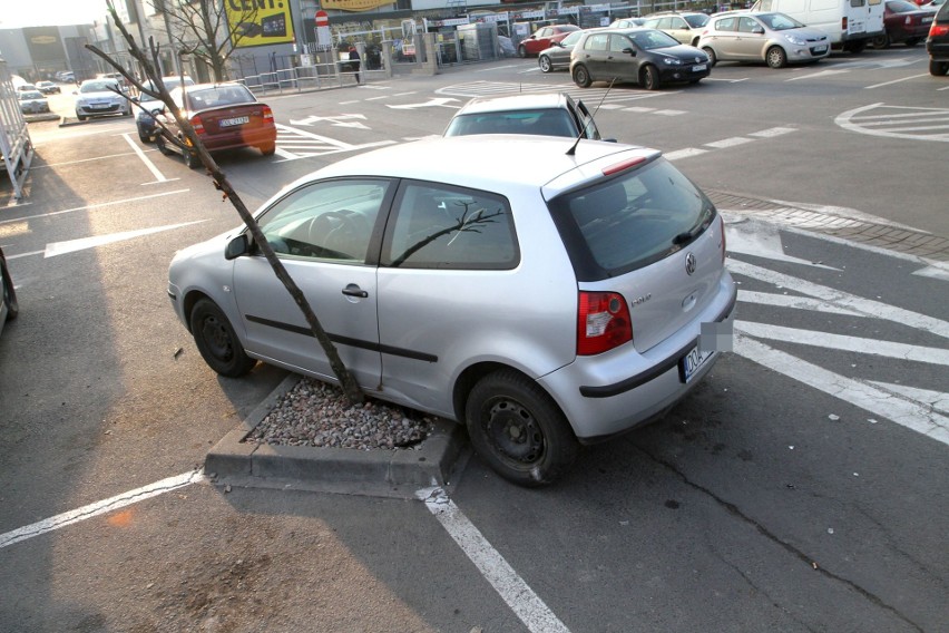 Zderzenie trzech samochodów na parkingu pod Castoramą (ZDJĘCIA)