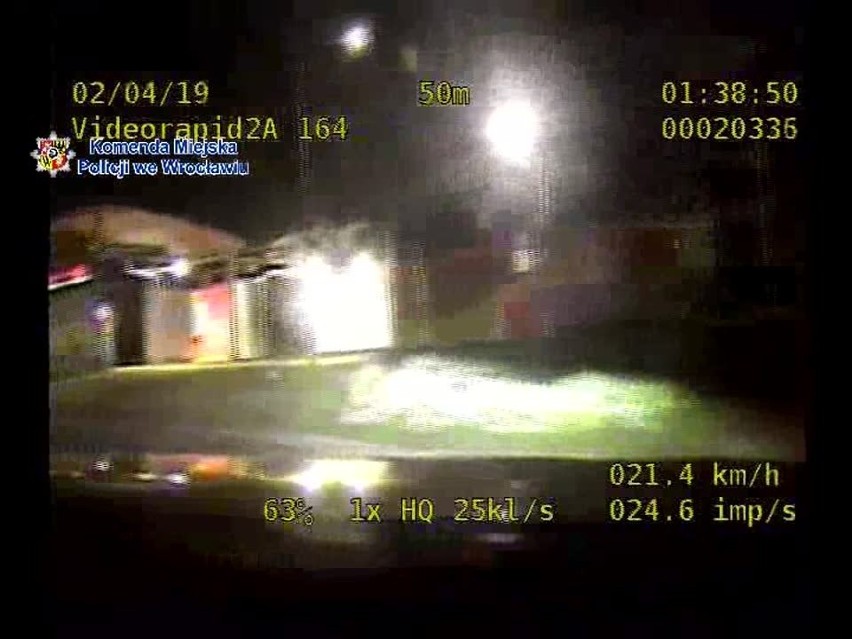 Policyjny pościg w centrum Wrocławia. 21-latek pędził Podwalem 160 km/h [FILM]