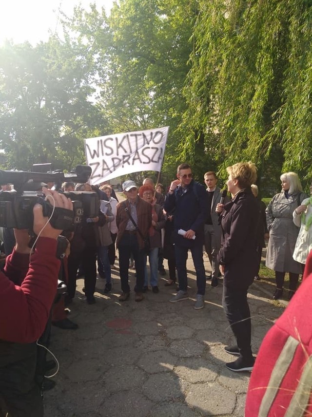 Mieszkańcy Wiskitna chodzą za prezydent Hanną Zdanowską z transparentem zapraszającym na ich osiedle. Mają dość jeżdżących tam TIR-ów i kolejnych dużych inwestycji. Ale na wizytę Zdanowskiej będą musieli poczekać.„Wiskitno zaprasza” taki transparent wita prezydent Hannę Zdanowską podczas odwiedzin na kolejnych łódzkich osiedlach.  Prezydent Łodzi spotyka się tam z mieszkańcami omawiając inwestycje w ramach „Planu dla osiedli”. Ale mieszkańcy Wiskitna chcieliby porozmawiać o czymś innym. CZYTAJ DALEJ NA NASTĘPNYM SLAJDZIE