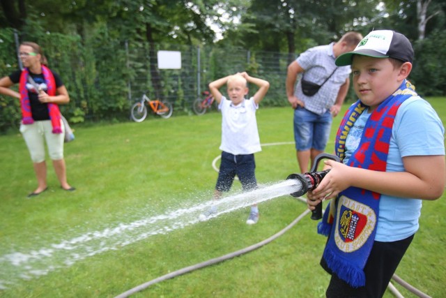 22.08.2021. Strażacka Strefa Kibica przed meczem Piast Gliwice - Śląsk Wrocław.  Zobacz kolejne zdjęcia. Przesuwaj zdjęcia w prawo - naciśnij strzałkę lub przycisk NASTĘPNE