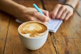 Czy warto wypić kawę przed zakupami? Sprawdź wyniki najnowszych badań 