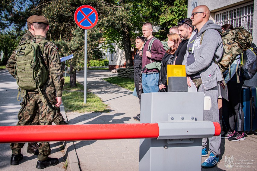 Świętokrzyscy Terytorialsi rozpoczęli „szesnastkę”. Przed nimi szkolenie poligonowe i przysięga. Zobaczcie zdjęcia