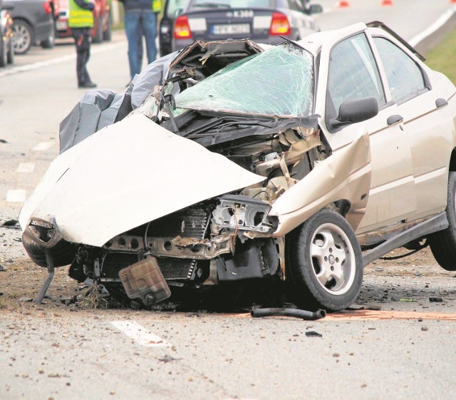 W alfa romeo na niżańskich tablicach rejestracyjnych, śmierć poniosły dwie osoby - 61-letni mężczyzna i 64-letnia kobieta. 