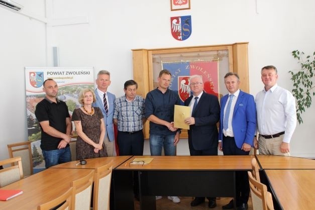 Umowa została podpisana w czwartek, 30 czerwca, w siedzibie Starostwa Powiatowego w Zwoleniu.