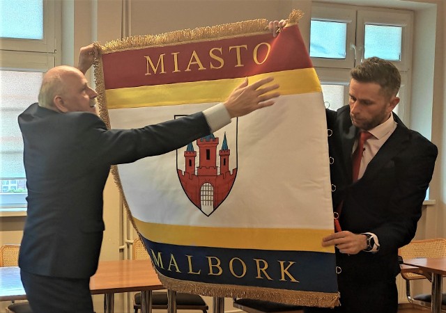 Sztandar dla Malborka prezentuje Bogdan Mąder, szef komitetu fundacyjnego i Paweł Dziwosz, przewodniczący Rady Miasta.