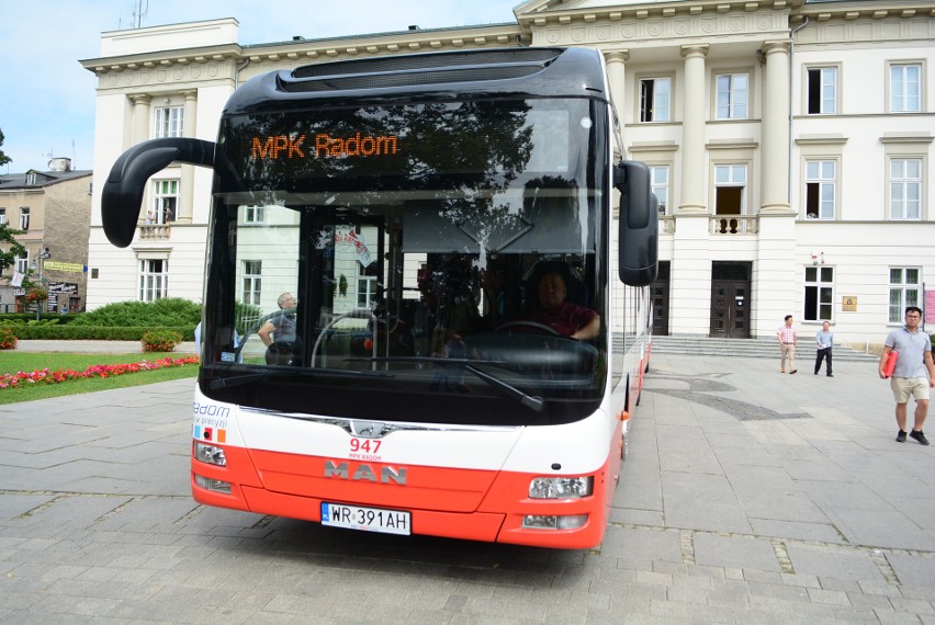 Autobus w biało-czerwonych barwach i napisem „Niepodległa”...