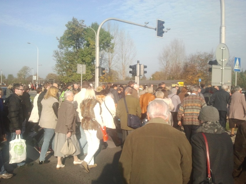 Wrocław: Tłumy w komunikacji miejskiej. Ludzie nie mieszczą się do autobusów jadących na Bardzką