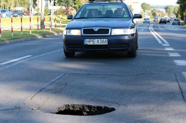 Na ul. Wyszyńskiego w Zielonej Górze zapadł się asfalt (zdjęcia)