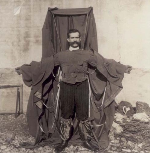 Franz Reichelt w swoim płaszczo-spadochronie