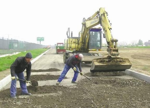 Prace nad przedłużeniem ulicy Przemysłowej trwają. Nowe drogi mają być gotowe w listopadzie  (fot. Janczo Todorow)