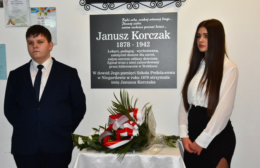 Szkolna tablica poświęcona pamięci Janusza Korczaka