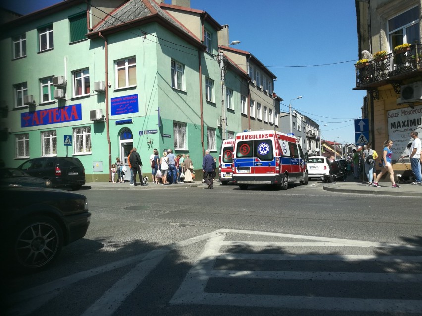 Wypadek na ulicy Piłsudskiego w Lipnie. Motorower zderzył się z autem, dwie osoby w szpitalu