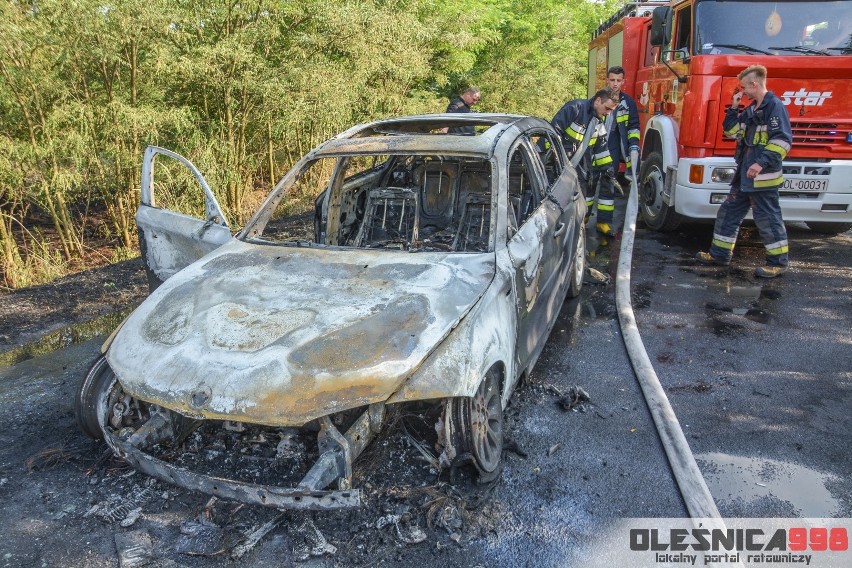 BMW doszczętnie spłonęło. Od auta zajął się las [ZDJĘCIA]