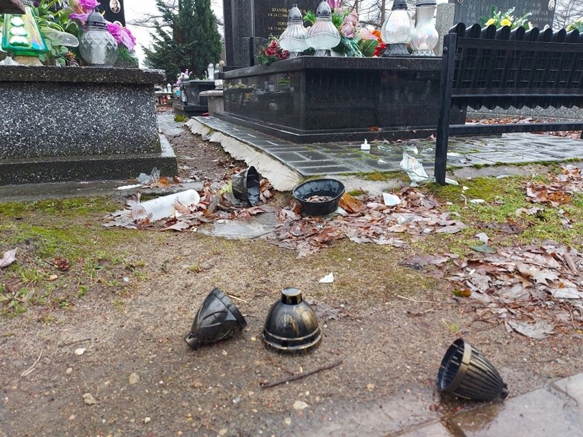 Ale bałagan na cmentarzu przy ul. Kurczaki. Uwaga na potłuczone znicze między grobami