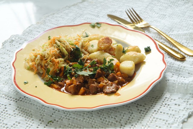 Domowy gulasz z indyka w sosie własnym to proste i pyszne danie na rodzinny obiad.