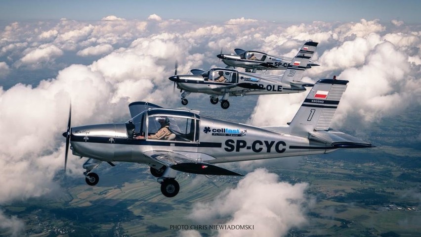 3 samoloty Morena Socata zespołu "Cellfast Flying Team"...