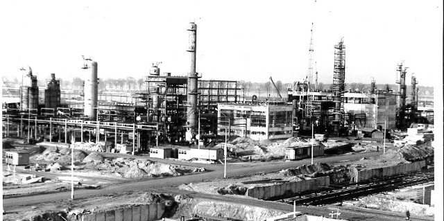 Rafineria powstała w miejscu, które ma wiele zalet: sąsiedztwo wody w Martwej Wiśle i Motławie, blisko portu oraz infrastruktury drogowej i kolejowej.