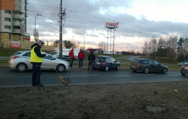 6 samochodów uszkodzonych na ul. Rokicińskiej. KORKI [zdjęcia]