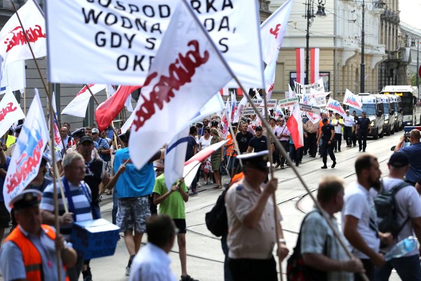 Kraków. Protest pracowników Wód Polskich. Domagają się obiecanych przez rząd podwyżek