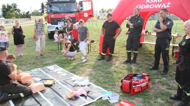 Strażacy ochotnicy z Odrowąża przygotowali pokaz udzielania pierwszej pomocy.