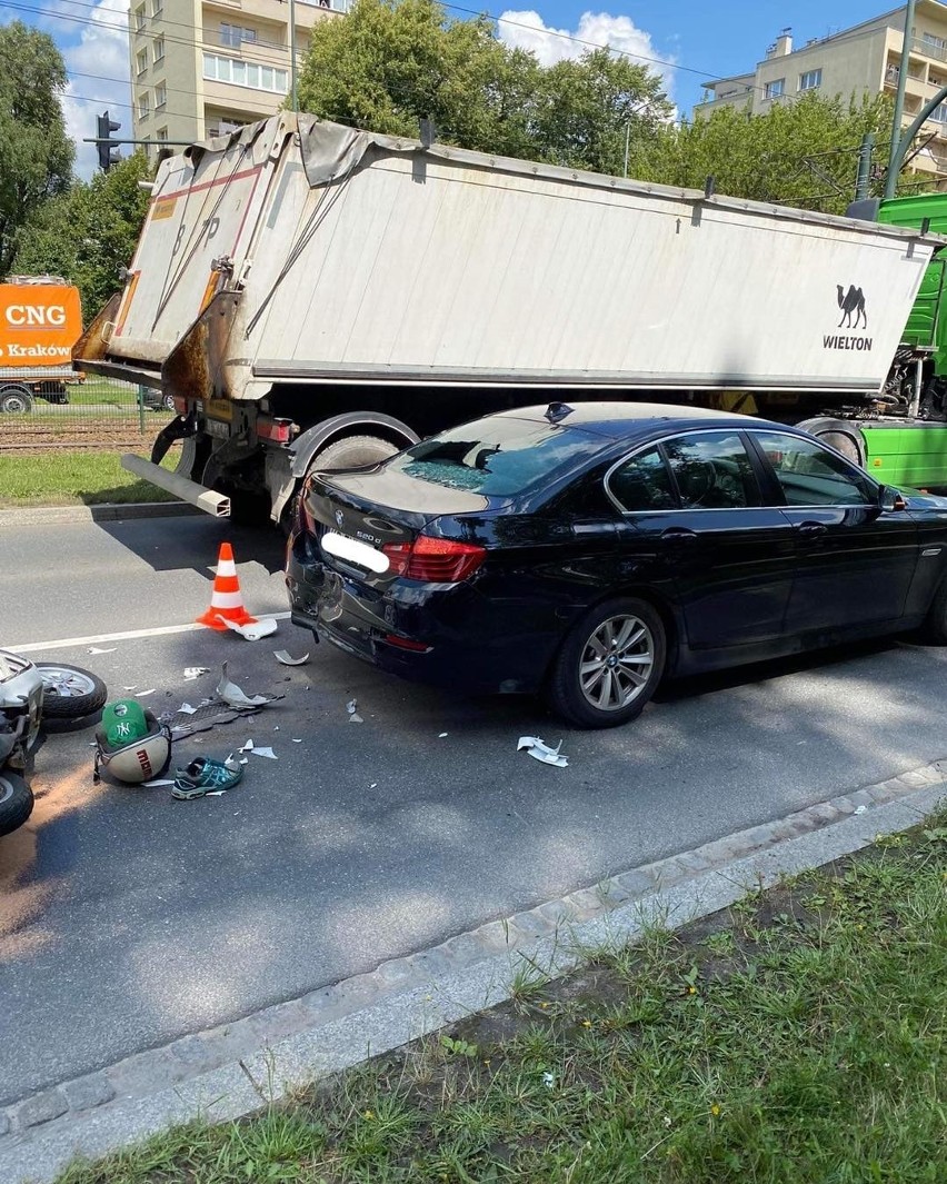 Kraków Nowa Huta.Wypadek skutera i samochodu. Kierowca jednośladu ranny