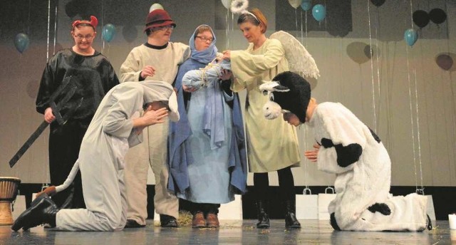 Na scenie amatorski teatr osób niepełnosprawnych działający w Harbutowicach