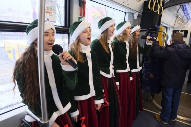 Dziś (18 grudnia) w Toruniu pojawił się specjalny świąteczny tramwaj, oświetlony lampkami wewnątrz i na zewnątrz. Będzie kursował na trasie linii nr 1 do 6 grudnia. Pasażerowie będą mogli usłyszeć w nim najpiękniejsze polskie kolędy i pastorałki. Podczas dzisiejszej inauguracji świątecznego tramwaju, na pasażerów czekała niespodzianka – słodkie upominki oraz koncert kolęd i świątecznych utworów w wykonaniu zespołu "Mała Rewia". 