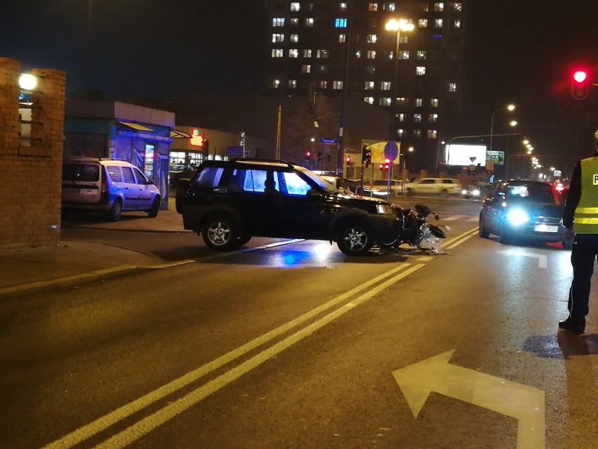 Wypadek motocyklisty na Radwańskiej. Land rover zderzył się z motocyklem. Informacje 18.12.2019
