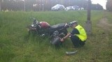 Motocykliści wyprzedzali samochód i się zderzyli. Zginął 43-latek