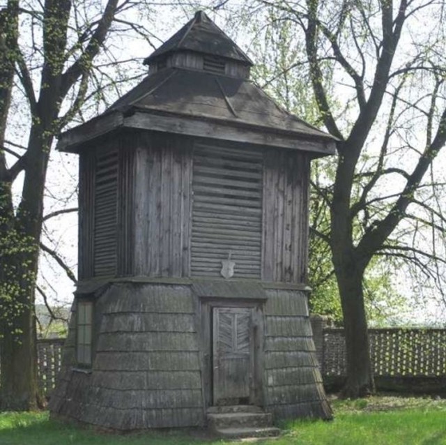 Władze gminy Mirów, powiatu szydłowieckiego i proboszcz mirowskiej parafii zaczęli starania o wpisanie dzwonnicy z Mirowa Starego do rejestru zabytków, a w konsekwencji o odrestaurowanie obiektu.
