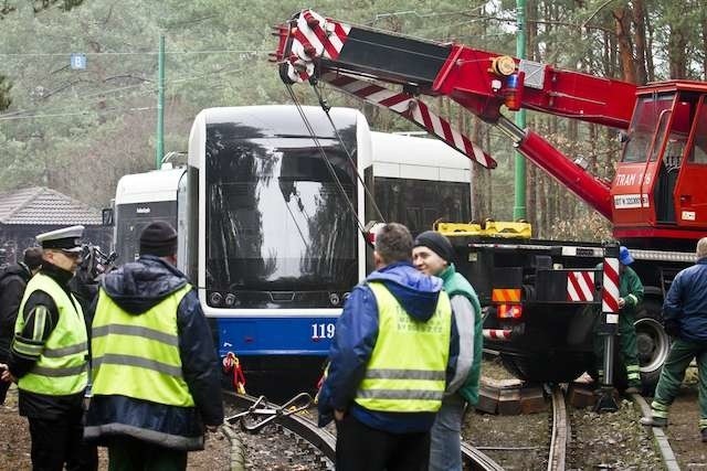 Wykolejony tramwaj Swing na pętli w MyślęcinkuWykolejony tramwaj Swing na pętli w Myślęcinku