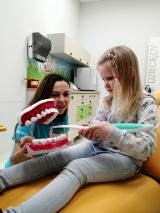 Światowy Dzień Zdrowia Jamy Ustnej: Klub Higienistek uczy dzieci i dorosłych dbać o zęby [ZDJĘCIA]