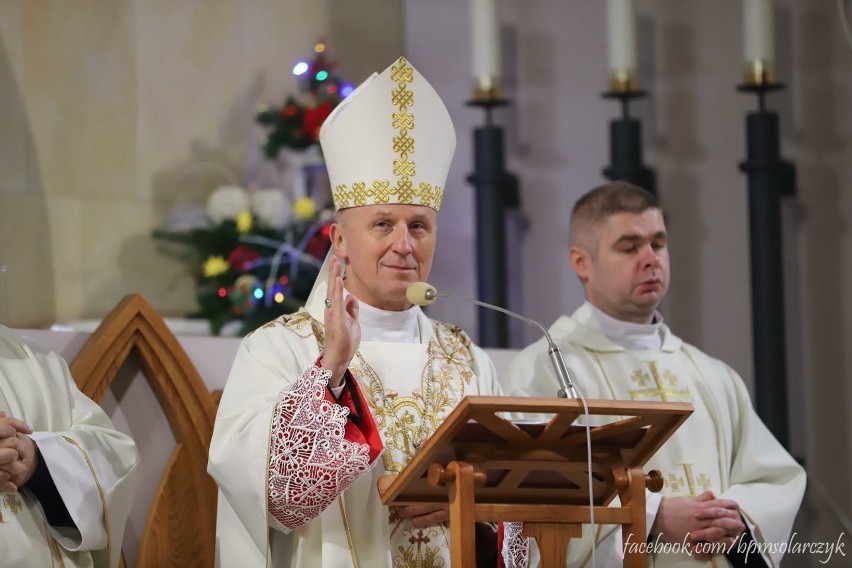 Biskup Marek Solarczyk wygłosił homilię podczas pasterki.