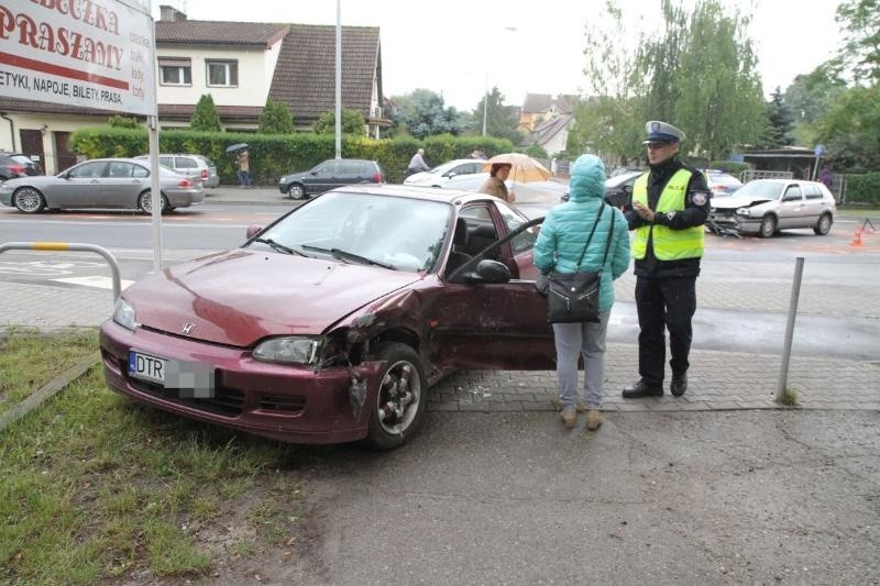 Wypadek na Kamieńskiego. Kierująca hondą pomyliła szpitale, więc chciała zawrócić (ZDJĘCIA)