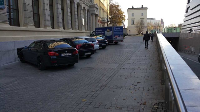 Bliżej AC Hotel by Marriott stoją znaki:* zakaz ruchu w obu kierunkach (nie dotyczy to obsługi posesji i zaopatrzenia w godz. 5:00-9:00 (w piątki i soboty w godz. 5:00-10:00), mieszkańców posesji przy pl. Wolności 7-8, dojazdu do posesji pl. Wolności 1, pojazdów z identyfikatorem B-1, rowerów i taxi), co oznacza, że żaden inny pojazd nie ma prawa poruszać się po tej drodze,* zakaz zatrzymywania się, po tej samej stronie, po której jest umieszczony znak zabronione jest zatrzymywanie się. Jeżeli ktoś nie zastosuje się do tego znaku, pojazd może zostać odholowany na koszt właściciela pojazdu,* strefa zamieszkania, oznacza, że nie wolno parkować na całym terenie, którego dotyczy znak, chyba, że w wyznaczonych do tego miejscach. Złamanie tego przepisu skutkować może mandatem, a także założeniem blokady na koło przez straż miejską.