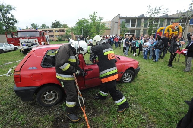 Pokaz strażaków na festynie ZPO-W w Opolu.
