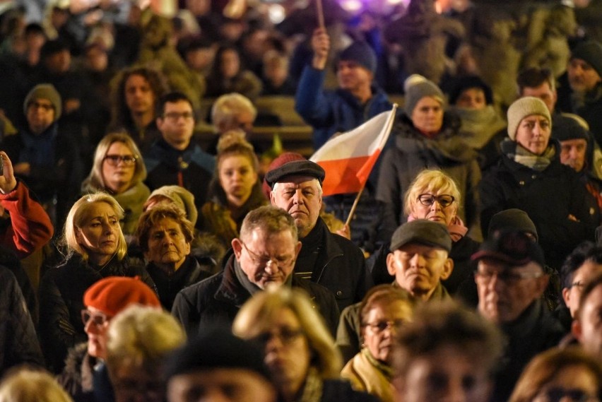 Tym razem Łańcuch Światła odbył się na Starym Rynku....